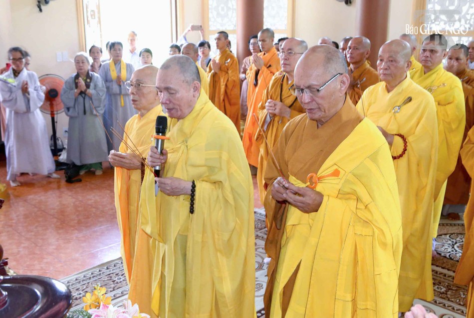 Chư tôn đức tông môn pháp phái dâng hương tưởng niệm