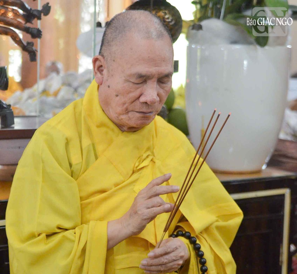 Hòa thượng Thích Nguyên Giác niêm hương bạch Phật