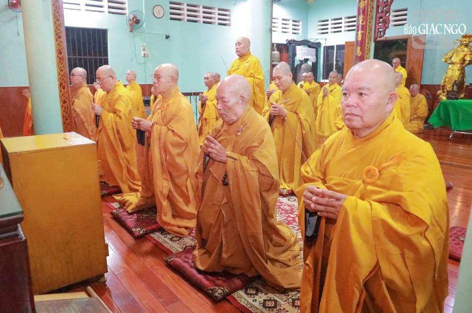 Chư tôn đức niêm hương Chư tôn đức niêm hương