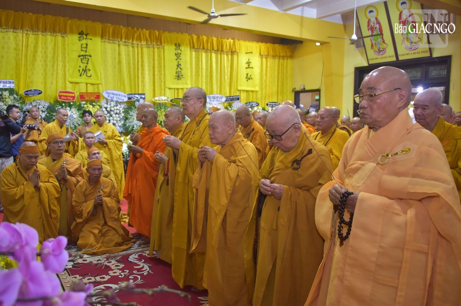 Trưởng lão Hòa thượng Thích Thiện Nhơn cùng chư vị giáo phẩm Hội đồng Chứng minh, Hội đồng Trị sự tưởng niệm