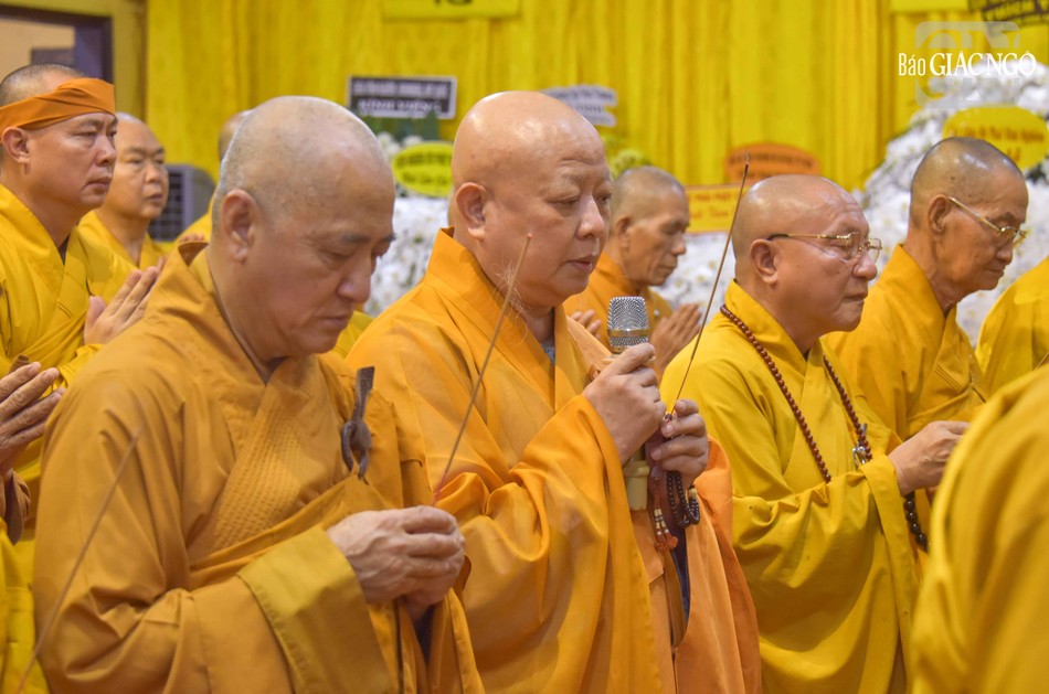 Hòa thượng Thích Lệ Trang xướng lễ