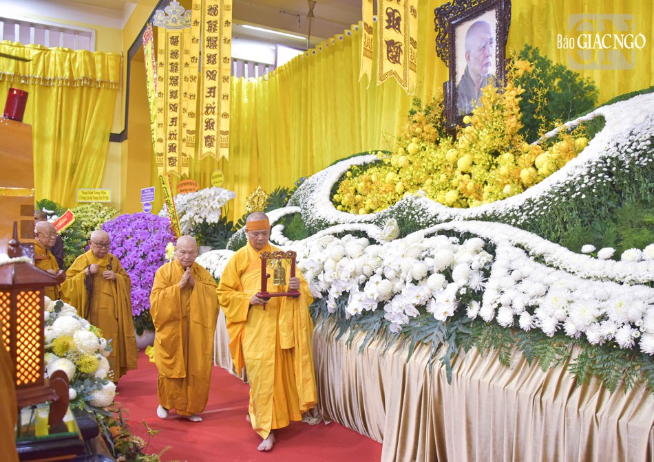 Hữu nhiễu kim quan tiễn biệt vị giáo phẩm đã có nhiều đóng góp lớn lao cho Đạo pháp và Dân tộc