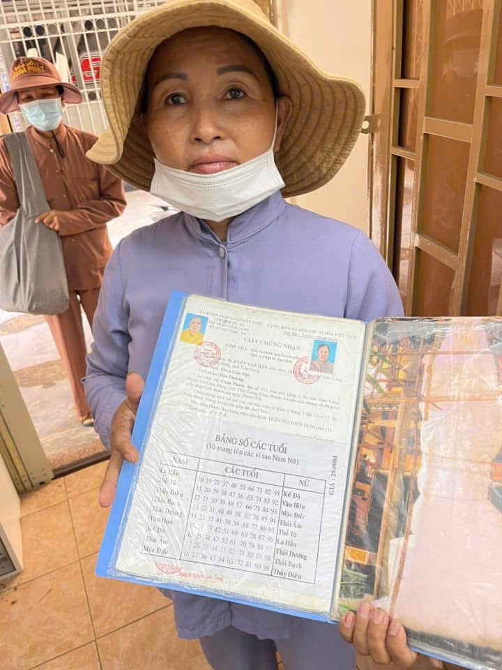 Các đối tượng đưa giấy chứng nhận nhà chùa cho phép đi bán nhang để tạo niềm tin Các đối tượng đưa giấy chứng nhận nhà chùa cho phép đi bán nhang để tạo niềm tin