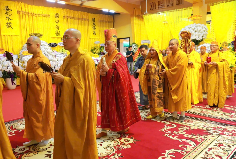 Cung thỉnh long vị của Trưởng lão Hòa thượng rời Giác linh đường