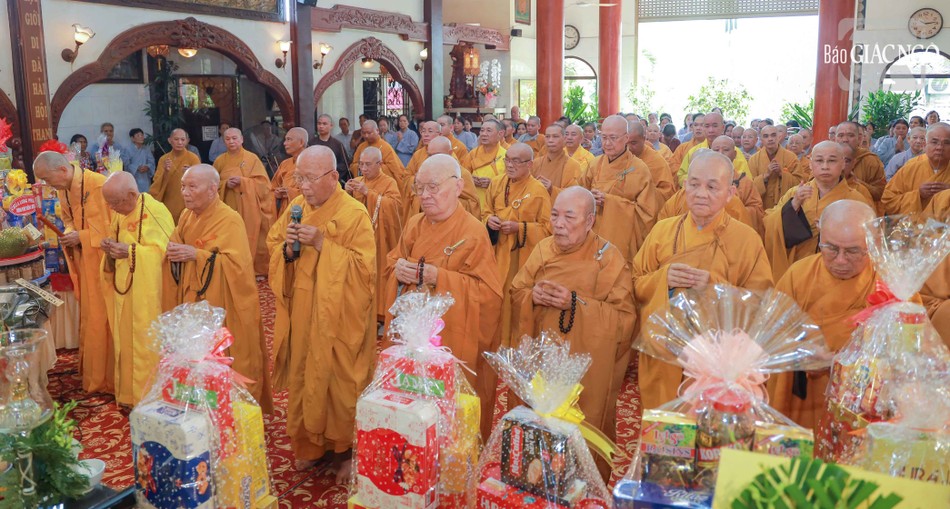 Chư tôn đức giáo phẩm dâng hương tưởng niệm Trưởng lão Hòa thượng Thích Hải Tràng Chư tôn đức giáo phẩm dâng hương tưởng niệm Trưởng lão Hòa thượng Thích Hải Tràng