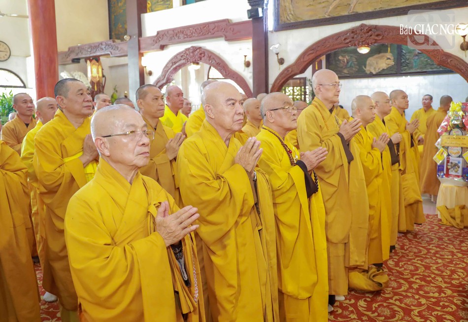 Chư tôn đức nhất tâm cầu nguyện Trưởng lão Hòa thượng Thích Hải Tràng cao đăng thượng phẩm Chư tôn đức nhất tâm cầu nguyện Trưởng lão Hòa thượng Thích Hải Tràng cao đăng thượng phẩm