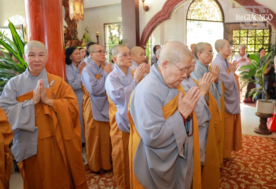 Chư tôn đức Ni thành kính tưởng niệm Chư tôn đức Ni thành kính tưởng niệm