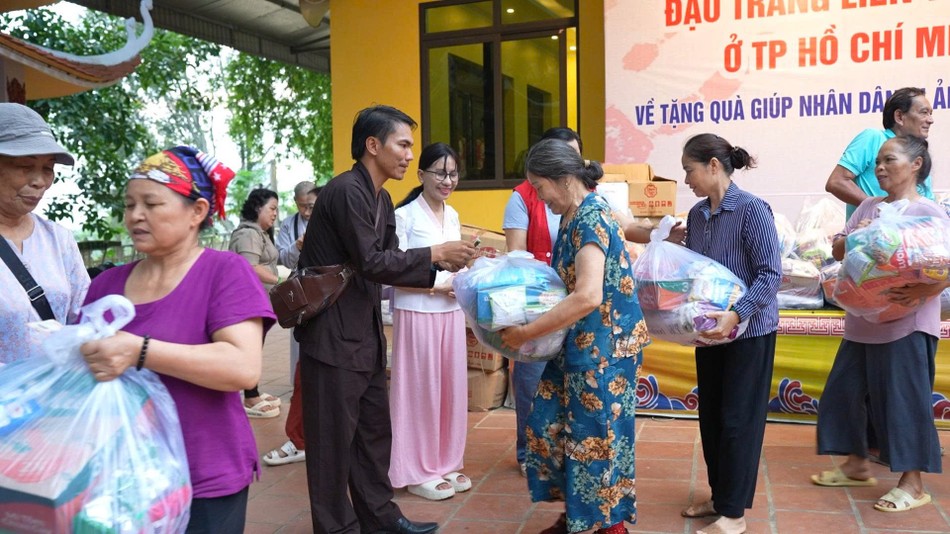 Tặng quà đến bà con phường Linh Sơn