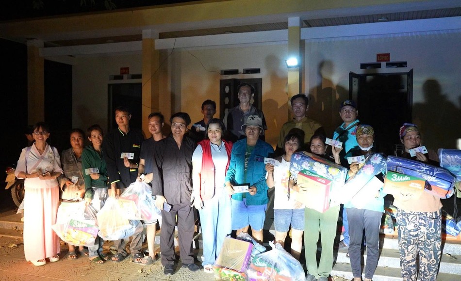 Mặc dù trời tối, không có đèn nhưng đoàn từ thiện vẫn đến tặng quà bà con xã Nam Hòa khắc phục sau bão lũ