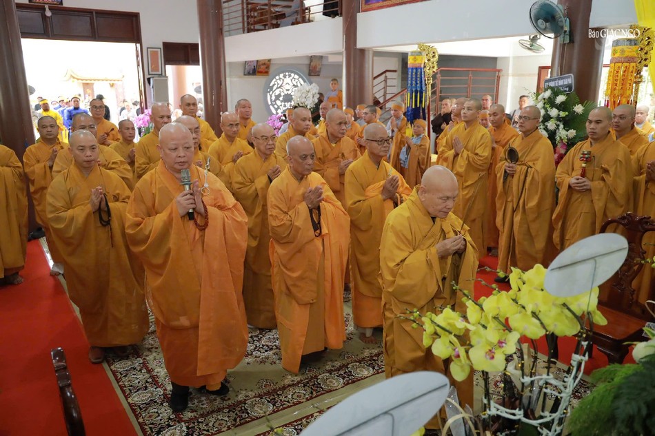 Chư tôn đức dâng hương tưởng niệm trước khi cung thỉnh kim quan Trưởng lão Hòa thượng Thích Thiện Tánh nhập bảo tháp