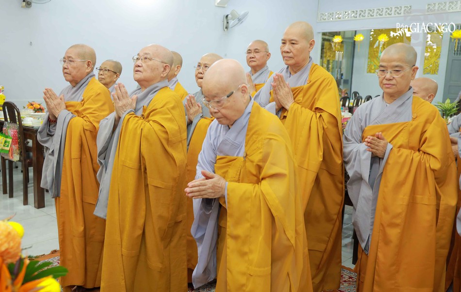 Chư tôn đức Ni nhất tâm cầu nguyện