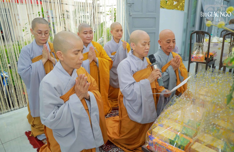 Ni sư Thích nữ Như Trí dâng lời tác bạch cúng dường