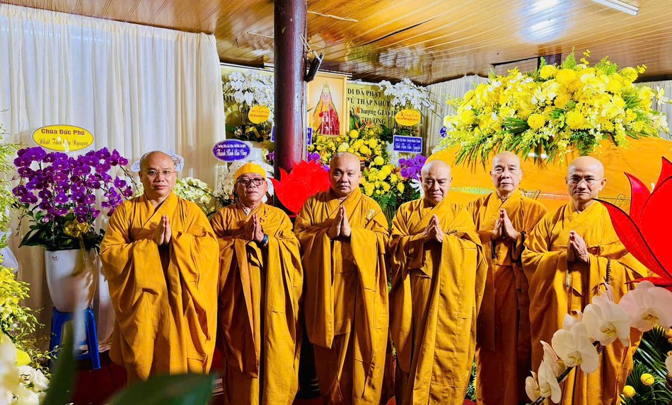 Chư tôn đức Ban Thường trực Ban Trị sự GHPGVN TP.HCM viếng tang Trưởng lão Hòa thượng Thích Giải Kinh tân viên tịch Chư tôn đức Ban Thường trực Ban Trị sự GHPGVN TP.HCM viếng tang Trưởng lão Hòa thượng Thích Giải Kinh tân viên tịch