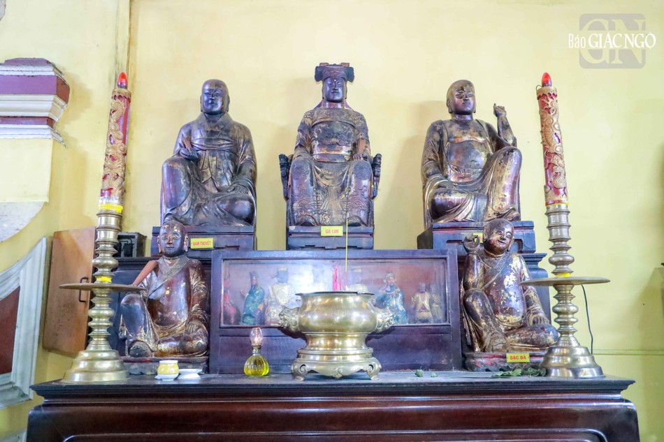 Toàn bộ tượng nhỏ đều có nét mặt dài, thanh tú, mắt xếch, mũi nhỏ, cao, lưng dài, môi mỏng... mình mặc áo cao nút thắt, bên ngoài áo tràng có cổ viền nẹp to, có hoa văn cúc dây trên nẹp và đắp từ trái sang phải. Tay áo tràng rộng. Bụng có đai ngang. Các tượng nhỏ đều có đeo vòng tay nhỏ, mảnh hoặc có xoắn nổi lên trên thân vòng. Chân mang hài, đầu hài có hoa văn