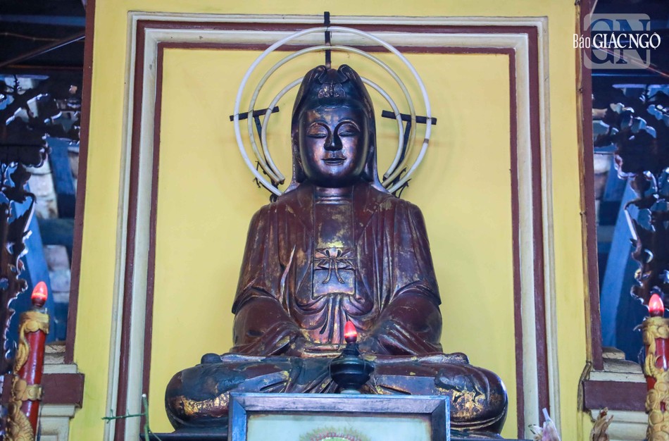 Tượng Bồ-tát Quán Thế Âm bên phải chánh điện