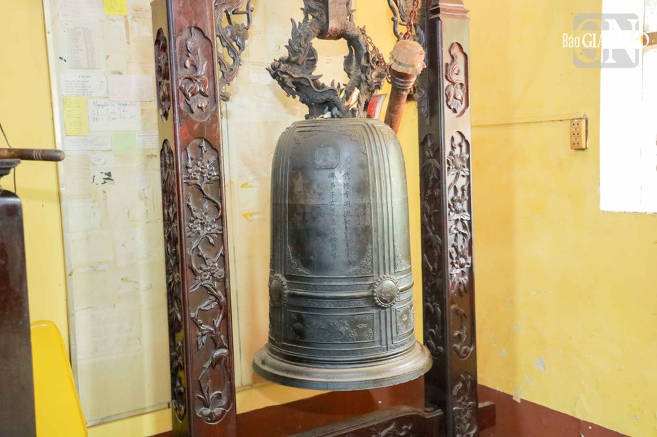 Đại hồng chung được đúc vào năm 1894, bằng đồng, có đường kính 58cm. Mặt chuông cho biết được làm vào tháng 2 năm Giáp Ngọ, do Hòa thượng Minh Vi chứng minh và đệ tử Diệu Đạo, pháp danh Như Doanh, tự là Diệu Sùng phụng cúng