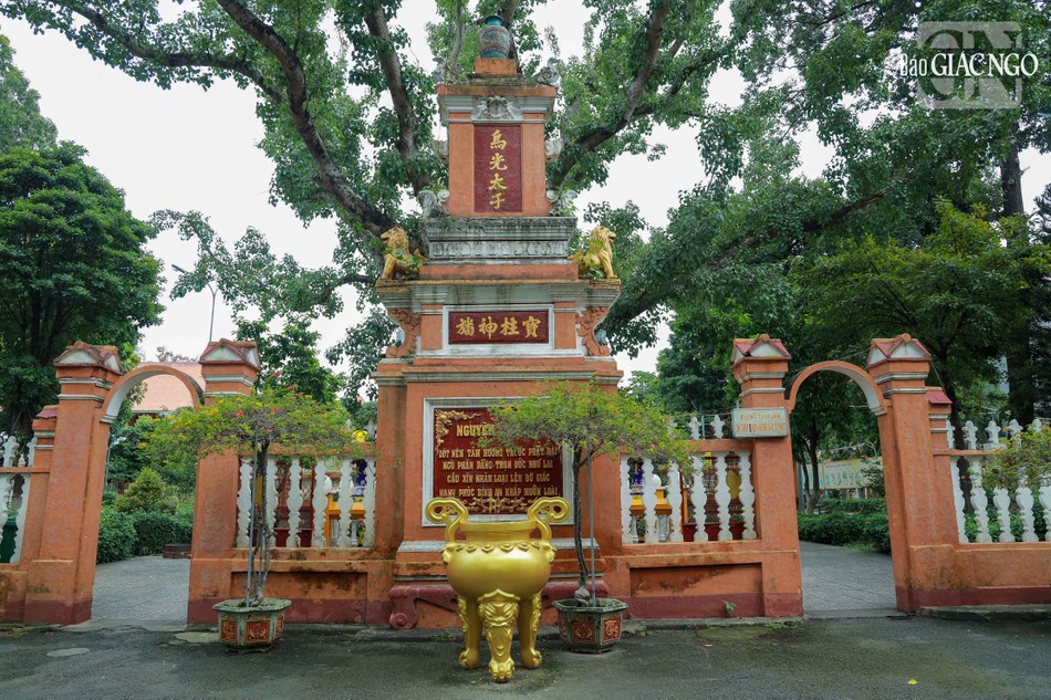 Khu vực chùa chính nằm trong khuôn viên chữ nhật rộng 22m, dài 65m. Phía trước chùa có cổng Nhị quan được xây dựng vào giai đoạn 1939-1945, được xem như cổng chính của chùa. Cổng được dựng lên theo phong cách đặc biệt, độc đáo, có lẽ là cổng đặc biệt nhất so với các chùa ở Nam Bộ, cũng như cả nước