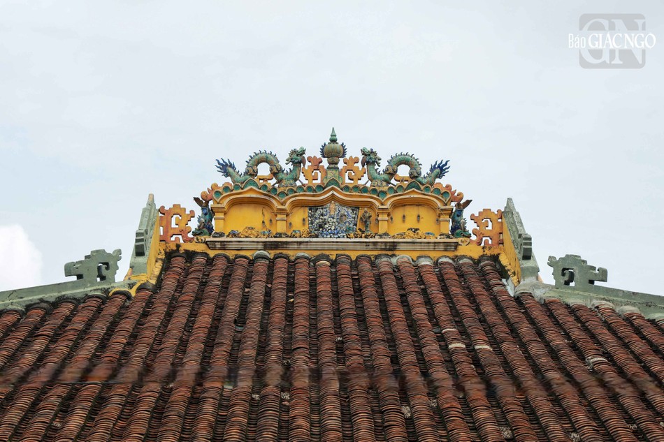 Chánh điện có hành lang phía trước, hai bên tả hữu là hồi lang bao bọc kiến trúc gian này gần như vuông, chia làm 5 gian, kết cấu sườn mái kiểu tứ tượng (tứ trụ) và tỏa ra thành 8 phần mái dạng bát quái&quot;