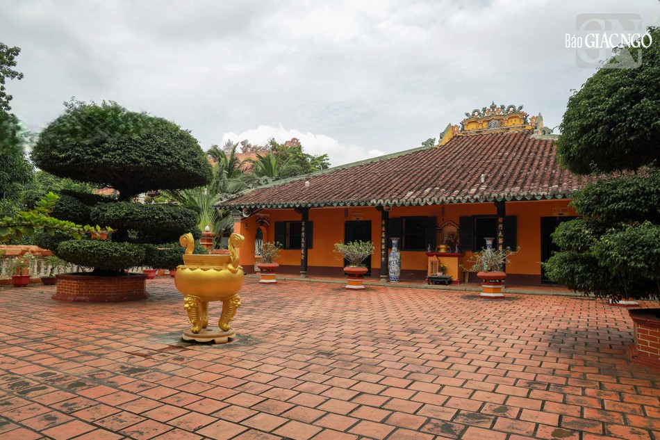 Trước chánh điện có sân rộng, hình vuông, cạnh 16m, cao hơn mặt đất 1m, nền sân tráng xi-măng. Hai lớp rào bao quanh được xây dựng từ những năm 1900-1909