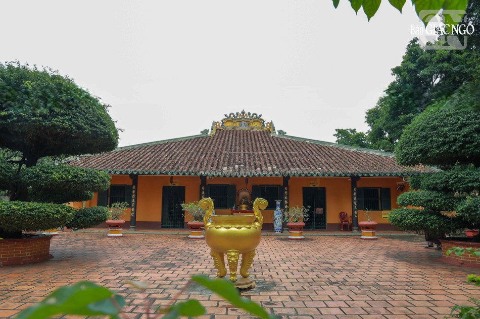 Chùa có kiến trúc mặt bằng dạng chữ Tam (三), theo nhiều nhà nghiên cứu, cấu trúc này là sự biến thể từ dạng cấu trúc &quot;Nội công ngoại quốc&quot;. Đây là sự kế thừa của khá nhiều chùa cổ ở miền Bắc. Sườn nhà cũng cho thấy có sự kết hợp của loại nhà rường ở miền Bắc và sườn nhà đâm trính cột kê ở miền Trung