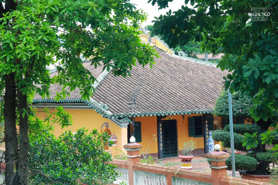 Mái được kết hợp dạng 4 mái nhọn dần phía trên, còn gọi là dạng mái hình bánh ít. Mỗi đầu kèo ở hàng tư chùa đều tạc đầu rồng, trính đẽo lục giác, mái lợp ngói máng xối (âm dương). Hàng cột hai bên tả hữu chính điện được thay bằng lớp tường dày 30cm