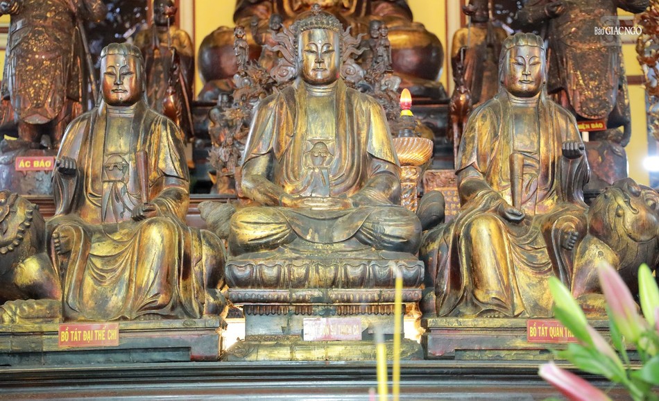 Bộ tượng Ngũ hiền chùa Giác Lâm được xem là bộ tượng đặc biệt nhất, được tạc bằng gỗ mít nài, thếp vàng, cao 0,8cm. Tượng Đức Phật Thích Ca đặt giữa bốn tượng Bồ-tát, ngồi trên tòa sen làm bệ đỡ, cao hơn các tượng khác