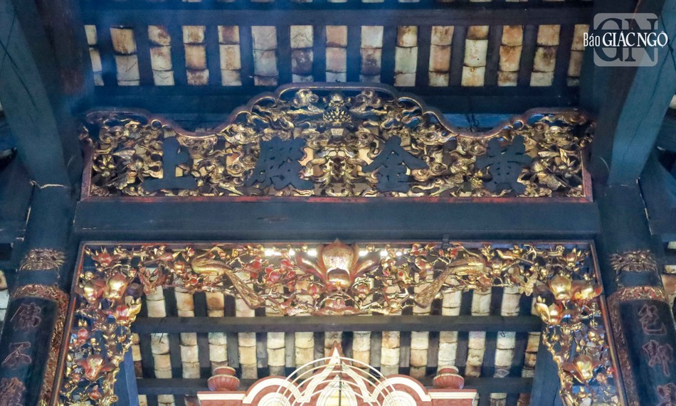 Trong chùa có tất cả 9 bao lam, gồm 3 bao lam ở chính điện và 6 bao lam ở nhà Tổ