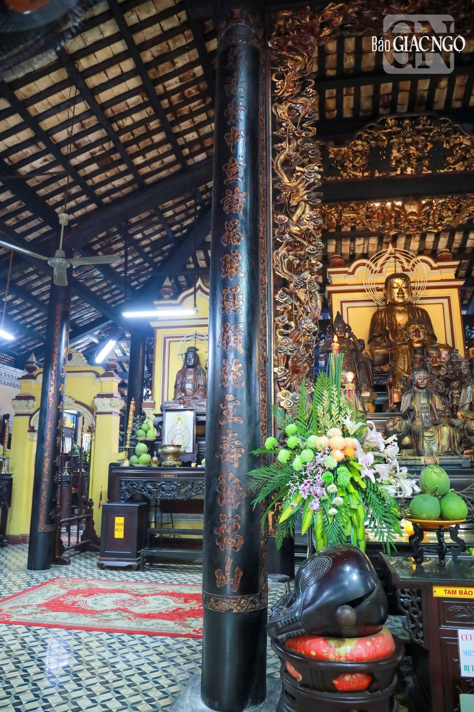 Toàn bộ phù điêu chùa Giác Lâm được chạm nổi trên cột, trang trí cho cột và làm nổi bật các câu đối khắc chìm hoặc nổi trên thân cột. Các phù điêu đều có kỹ thuật chạm khắc tinh tế, mang tính cách điệu cao