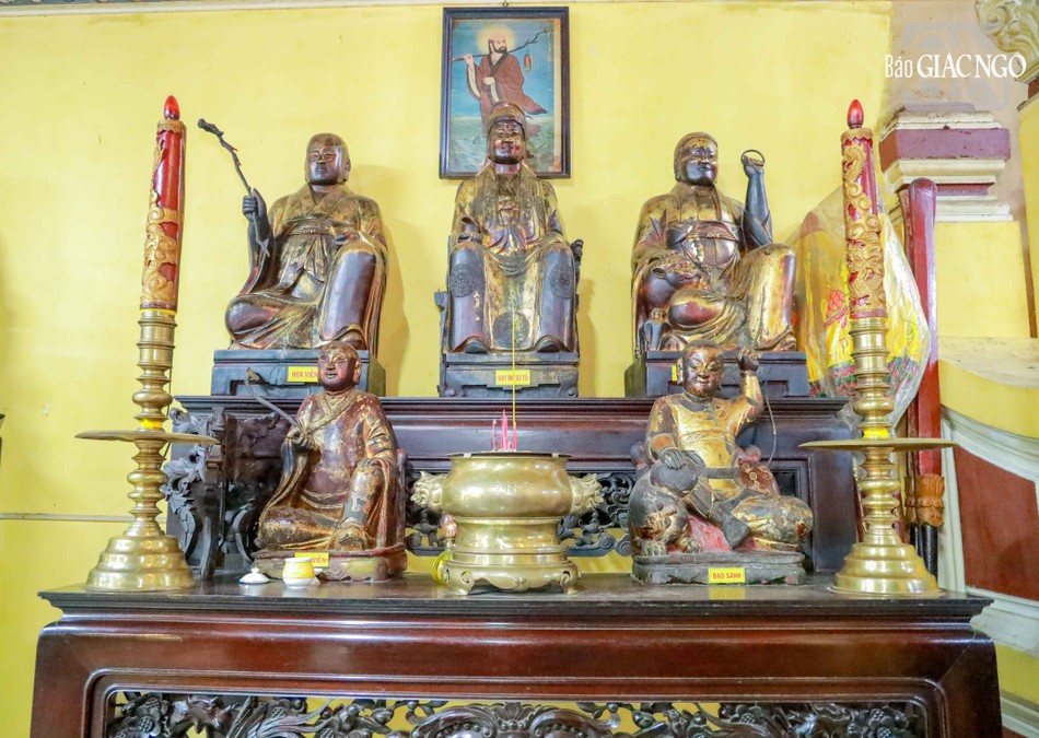 Bộ tượng lớn đặt trên, bộ nhỏ để dưới, trên bàn thờ nhị cấp. Mỗi bên hành lang đặt 9 vị lớn và 9 vị nhỏ, đối diện với bàn thờ La-hán bên kia