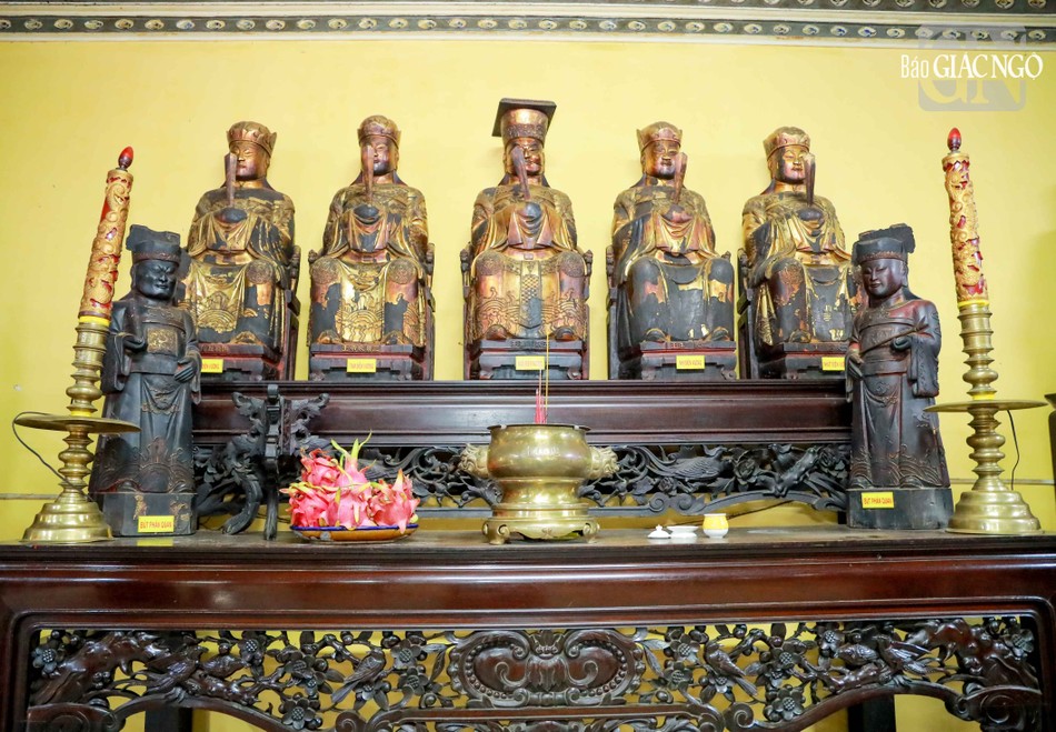 Tượng được tạo tác vào giai đoạn đầu thế kỷ XIX, trong lần trùng tu thứ nhất của chùa, cả hai bộ tượng đều được tạc bằng gỗ mít nài. Trong ảnh là bộ Thập Điện