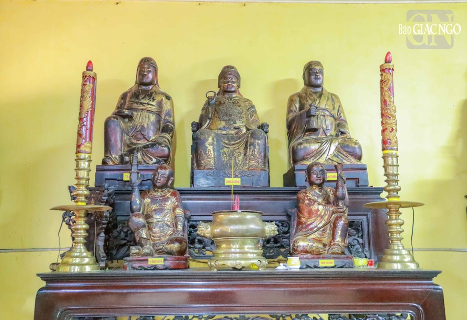 Tượng được lắp ráp từng phần, bên ngoài sơn son thếp vàng. Hoa văn trang trí thường là đắp nổi bằng hình giọt sơn, tia sơn hoặc nhựa thông