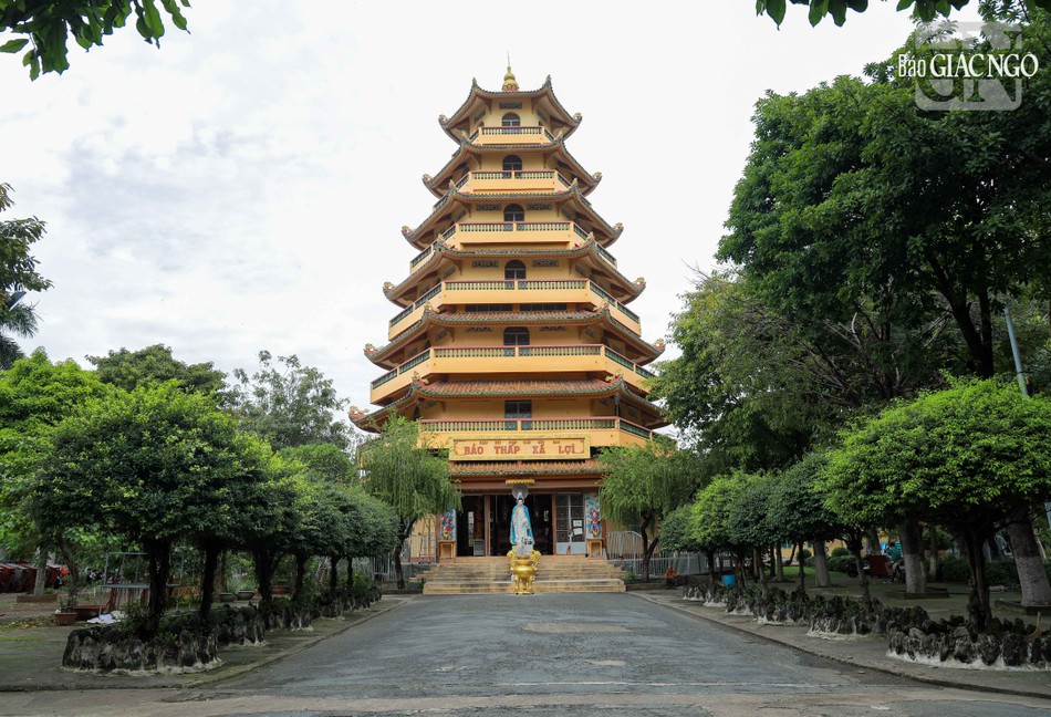 Tầng dưới cùng đặt tượng Quán Âm Nam Hải. Bên trong an vị tượng Tây phương Tam thánh tư thế đứng cùng các bức ảnh của ngài Narada. Tầng hai tôn trí pho tượng Thích Ca Mâu Ni, tầng ba an vị tượng Dược Sư Lưu Ly Quang Phật, tầng bốn có tượng Chuẩn Đề, tầng năm an vị tượng Di Lặc Tôn Phật, tầng sáu đặt tượng Trung Tôn giáo chủ và tầng cuối cùng là xá-lợi Phật trong tháp bằng vàng, tôn trí trên nóc tháp, xung quanh chạm chín con rồng chầu hầu