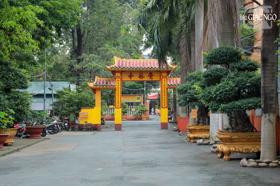 Cổng tam quan chùa Giác Lâm được xây dựng vào năm 1955, gồm 3 lối vào. Mỗi cổng đều có mái che, lợp ngói, các đầu đao gắn hoa văn trang trí, diễm mái lá đề màu xanh thẫm nổi bật cạnh hàng ngói đỏ