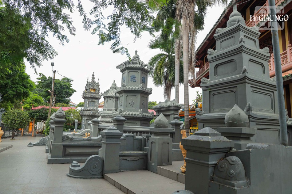 Khu vực tháp Tổ là khu tháp chính của chùa. Đây là nơi đặt hài cốt của tất cả các vị đã trụ trì tại chùa Giác Lâm, đặt thẳng hàng, từ trong ra ngoài: tháp Tổ Viên Quang, Phật Ý, Minh Vi, Thiện Thuận, Minh Khiêm, Hồng Hưng