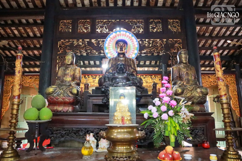 Trong ảnh là bộ tượng Tây phương Tam thánh được thờ từ những ngày đầu thành lập chùa