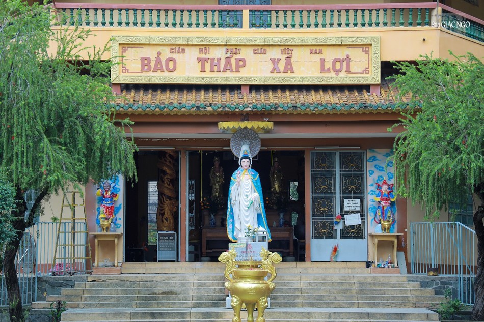 Tháp Ngũ gia tông phái có tổng diện tích 603,79m, tường gạch, khung, sàn mái bê tông cốt thép, cẩn ngói, toàn tháp cao 32,7m.