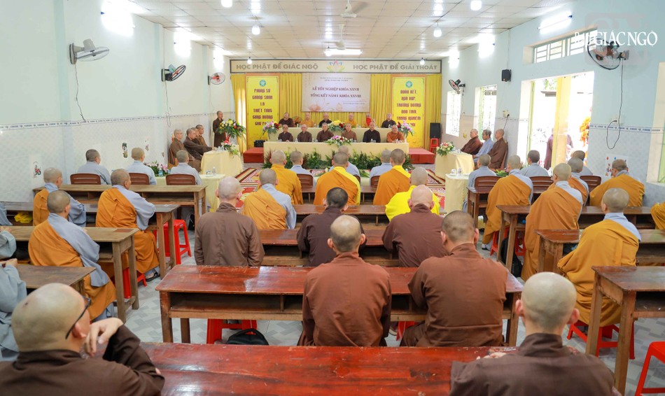 Quang cảnh Lễ tốt nghiệp khóa 27 và khai giảng năm học mới của Lớp Sơ cấp Phật học Tân Bình