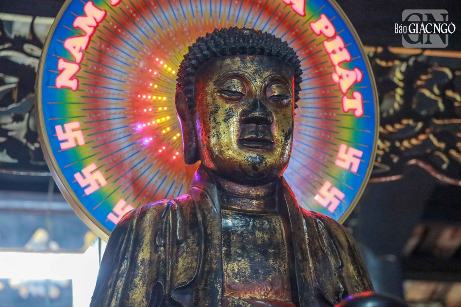 Số tượng trong chùa Giác Lâm khá nhiều, do diện tích chùa được nới rộng, một số bộ tượng trong chùa như Tây phương Tam thánh, Thập bát La-hán, Thập Điện cũ tỏ ra không cân xứng, chùa đã cho tạo tác những tượng mới, kích thước lớn hơn, để phù hợp với không gian