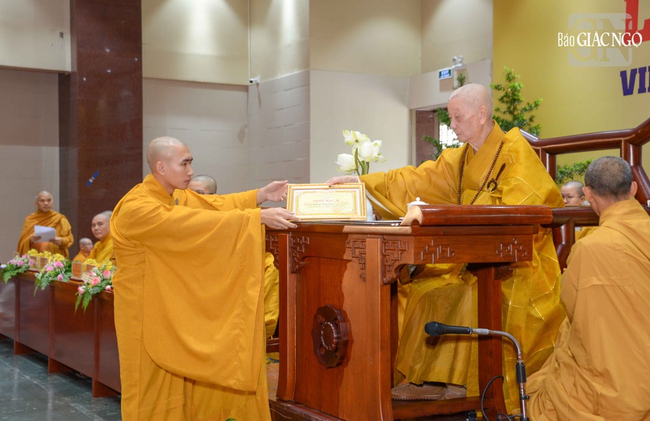 Đại lão Hòa thượng Viện trưởng trao phần thưởng đến các thủ khoa thạc sĩ và cử nhân Phật học