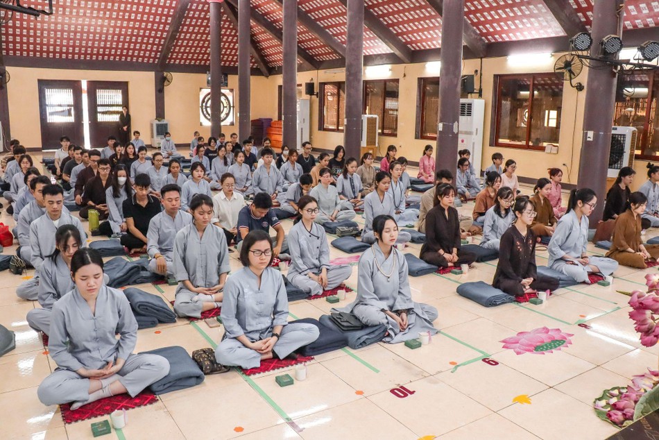 Các bạn trẻ thực hành ngồi thiền tĩnh tâm Các bạn trẻ thực hành ngồi thiền tĩnh tâm