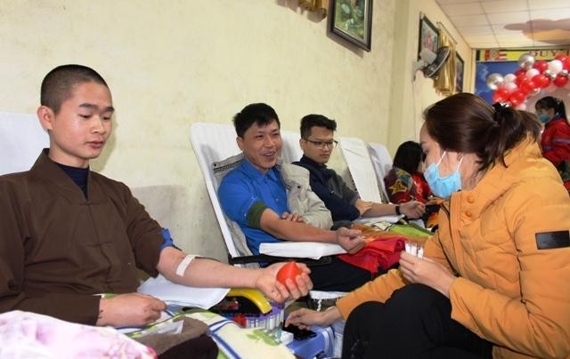 Chư Tăng tham gia hiến máu nhân đạo