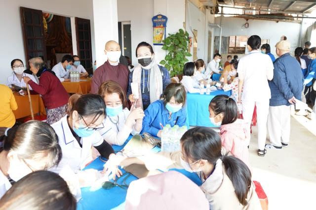 Khám bệnh và cấp thuốc cho người dân xã Hòa Sơn