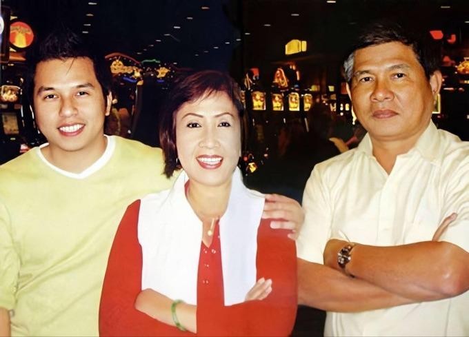 Vợ chồng nghệ sĩ Lệ Thủy và con trai Đình Trí (trái)