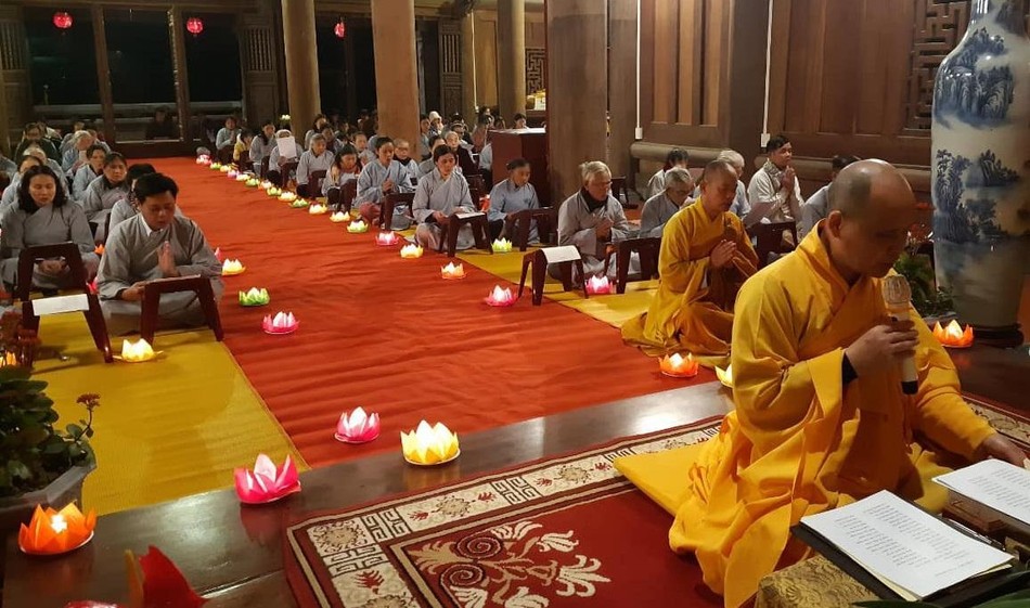 Đại đức Thích Quảng Văn, trụ trì chùa Lam Sơn hướng dẫn Phật tử niệm Phật hướng về Đức Thế Tôn Đại đức Thích Quảng Văn, trụ trì chùa Lam Sơn hướng dẫn Phật tử niệm Phật hướng về Đức Thế Tôn
