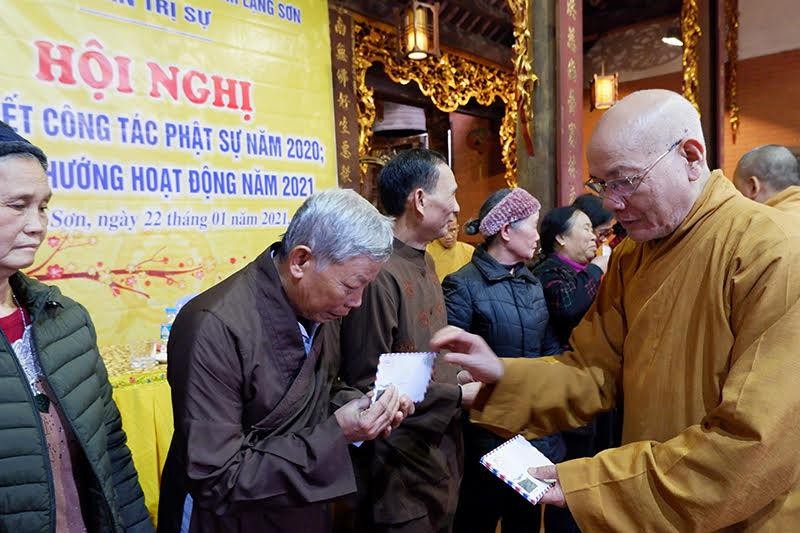 Hòa thượng Thích Quảng Tùng trao quà Hòa thượng Thích Quảng Tùng trao quà