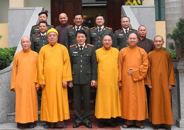 Đoàn Trung ương GHPGVN chụp hình lưu niệm cùng các chiến sĩ Bộ Công an