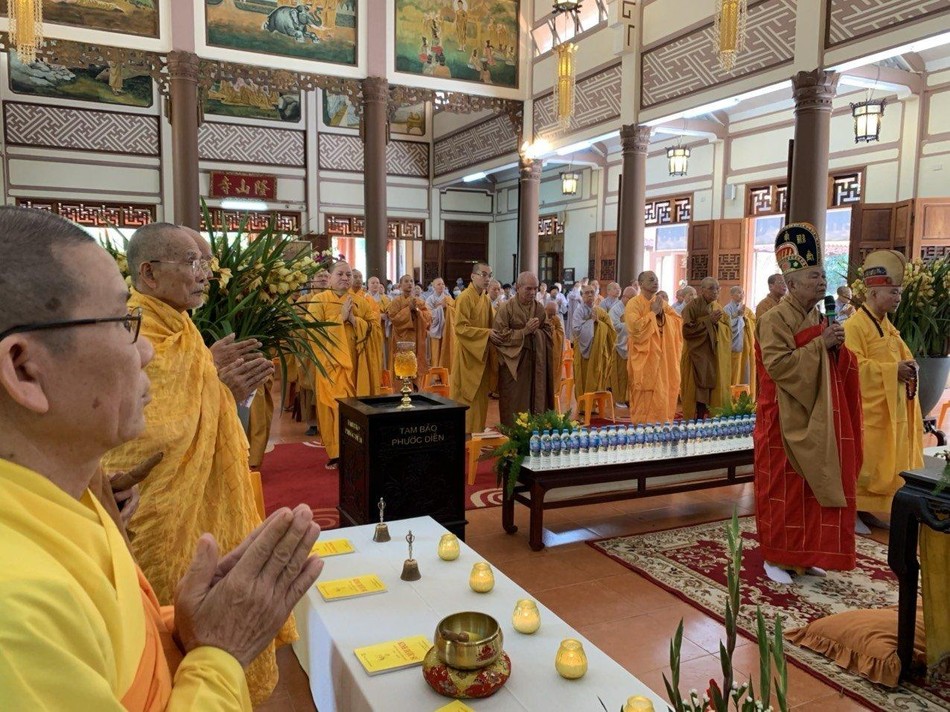 Chư tôn đức cử hành nghi thức khai kinh Chư tôn đức cử hành nghi thức khai kinh