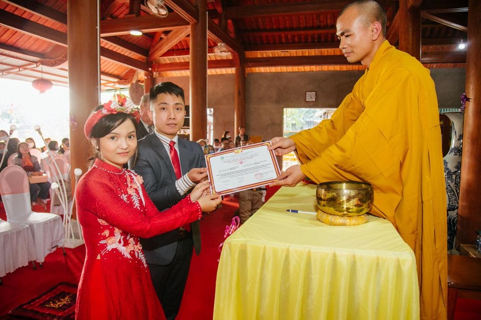 Đại đức Thích Tuệ Phúc trao giấy chứng nhận hằng thuận tới cô dâu và chú rể Đại đức Thích Tuệ Phúc trao giấy chứng nhận hằng thuận tới cô dâu và chú rể