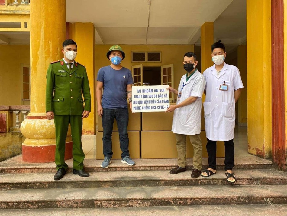 500 bộ đồ bảo hộ phòng dịch được trao tận tay cho các y bác sĩ Bệnh viện Đa Khoa huyện Cẩm Giàng, tỉnh Hải Dương 500 bộ đồ bảo hộ phòng dịch được trao tận tay cho các y bác sĩ Bệnh viện Đa Khoa huyện Cẩm Giàng, tỉnh Hải Dương