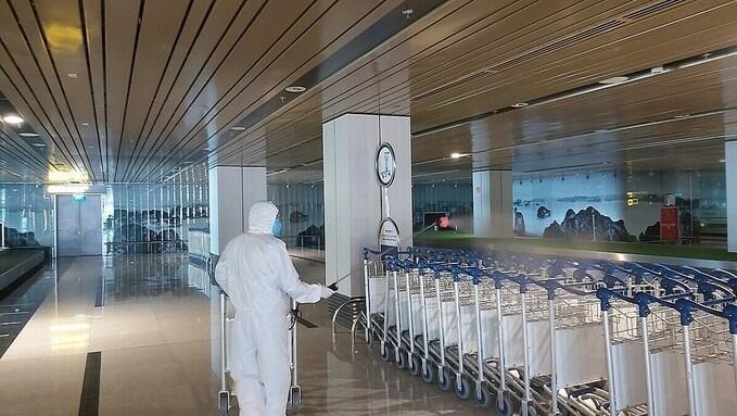 Sân bay Vân Đồn được phun khử trùng thường xuyên. Ảnh: Thế Sơn Sân bay Vân Đồn được phun khử trùng thường xuyên. Ảnh: Thế Sơn